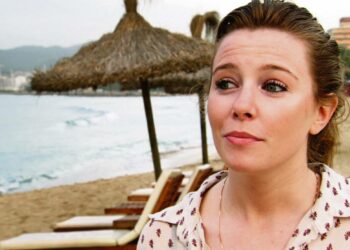 Mallorcan Magaluf on nuorten brittien suosikkilomakohde, jonka vetonauloja ovat drinkit ja yöelämä. Stacey Dooley (kuvassa) selvittää, miten rankka biletystapa vaikuttaa paikallisiin ja kuinka monen reissu saa ikävän lopun.