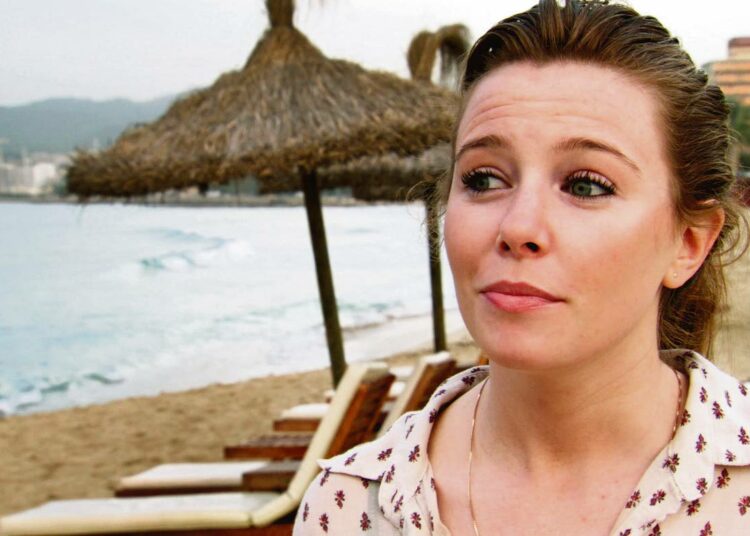 Mallorcan Magaluf on nuorten brittien suosikkilomakohde, jonka vetonauloja ovat drinkit ja yöelämä. Stacey Dooley (kuvassa) selvittää, miten rankka biletystapa vaikuttaa paikallisiin ja kuinka monen reissu saa ikävän lopun.