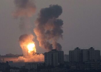 Israel on tehnyt Gazaan kahdessa päivässä 430 ilmaiskua. Kuva on tiistailta.