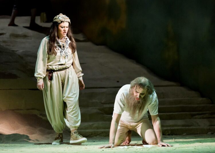 Abigaille (Mlada Khudoley) ja Nabucco (Tommi Hakala) Tampereen oopperan esityksessä.