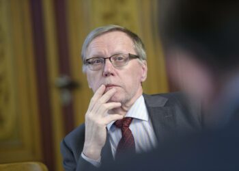 Valtiovarainministeriön ylijohtaja Jukka Pekkarinen esitteli torstaina virkamiesnäkökulmasta seuraavan vaalikauden taloudellisia lähtökohtia. VM:n arvion mukaan velkaantuminen taittuisi 6 miljardin säästöillä.