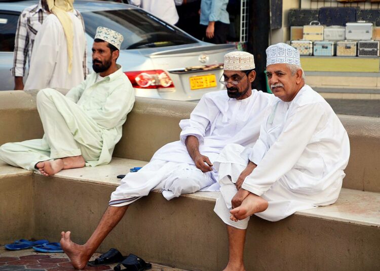 Vakaana ja suvaitsevaisena pidetty Oman on ollut myönteinen poikkeus muutoin levottomassa Lähi-idässä. Omanilaiset miehet istuskelivat Muttrahin vanhankaupungin rantakadulla maan pääkaupungissa Muscatissa.