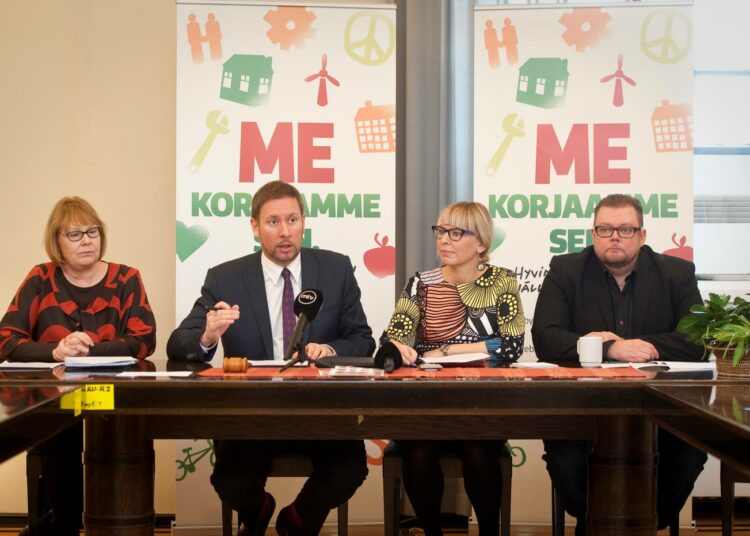 Vasemmistoliiton vaali-ilme ja slogan julkistettiin 5. maaliskuuta. Puoluesihteeri Marko Varajärvi (oik.) arvioi nyt, että puolueen tarjoama talouspoliittinen viesti olisi sopinut paremmin yliopistoon kuin vaalikentille.