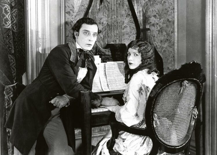 Ruutia, räminää ja rakkautta on komedia miehestä (Buster Keaton), joka palatessaan kotiseudulleen joutuu keskelle sukuvihaa, mutta myös rakastuu.