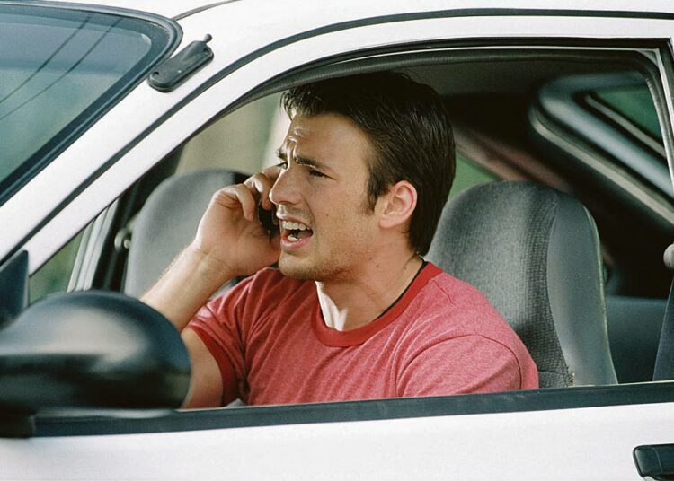 Toimintatrilleri käynnistyy, kun Ryan (Chris Evans, kuvassa) vastaa puheluun tuntemattomasta numerosta.