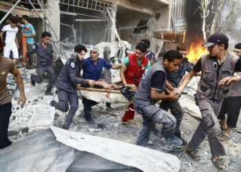 Ilmaiskussa haavoittunutta miestä kannettiin paareilla Doumassa Damaskoksen liepeillä heinäkuun lopulla.