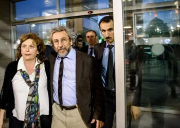 Can Dündar ja hänen puolisonsa Dilek Dündar (vas.) poistumassa oikeussalista tuomion julistamisen jälkeen perjantaina.