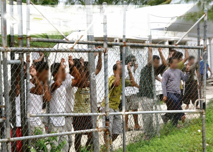 Toimittajien on hyvin vaikea päästä Australian ulkoistamiin vastaanottokeskuksiin. Tämä kuva on otettu Manus-saaren keskuksesta maaliskuussa 2014. Kuvatoimisto on pikselöinyt turvapaikanhakijoiden kasvot tunnistamisen estämiseksi.