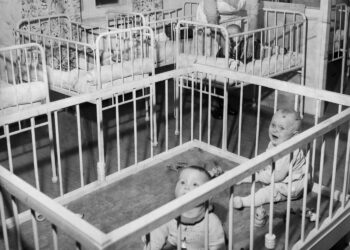 Lapsen oikeuksien päivänä sunnuntaina pyydetään anteeksi lastensuojelun sijaishuollossa kaltoin kohdelluilta. Pikkulapsia päivälevolla lastenkodissa Helsingissä marraskuussa 1956.