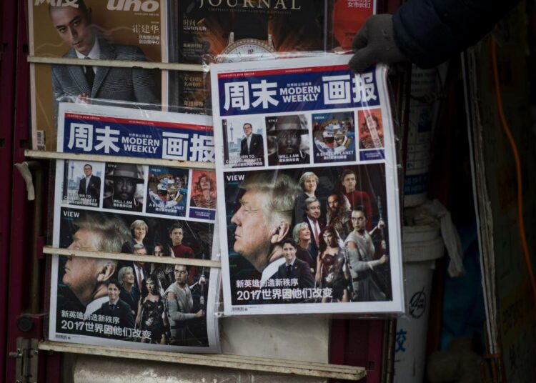 Kiinalaisen aikakauslehden kansi Shanghaissa joulukuussa. Alkavan vuoden arviossa Donald Trump on nostettu pääosaan.