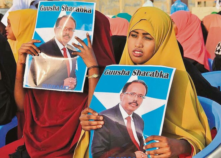 Nuoret naiset Benadirin alueen nuorisoliitosta Mogadishussa osoittivat tukeaan Somalian vasta-valitulle presidentille Mohamed Abdullahi Farmajolle.