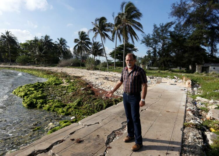 Maantieteilijä José Luis Juanes työskentelee Kuuban vastaperustetussa merentutkimuksen laitoksessa. Havannastakin löytyy esimerkkejä rantojen eroosiosta.