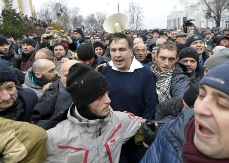Mikheil Saakashvili kannattajiensa keskellä sen jälkeen kun hänet oli noin tunnin pidätyksen jälkeen päästetty vapaaksi.