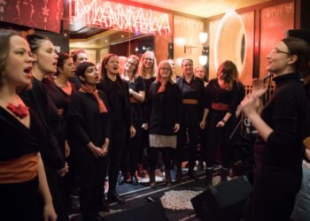 Maailma-kuoro esiintyy Kuorojen kierroksella. Oli hirveän hauskaa tuoda vähän erilaisia musiikkikulttuureja keskelle itsenäisyyspäivän juhlintaa, kertoo Sari Siikasalmi (keskellä, punainen panta hiuksissa).