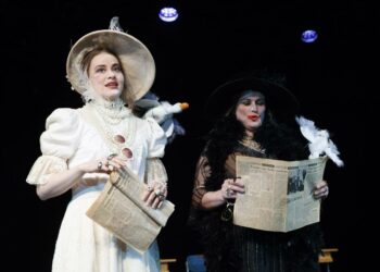 Vaahtoa-näytelmän näyttelijät ja käsikirjoittajat Anna Ackerman (vas.) ja Minna Hokkanen esiintyivät Tampereen Työväen Teatterin (TTT) kevään avajaispressissä tammikuussa.