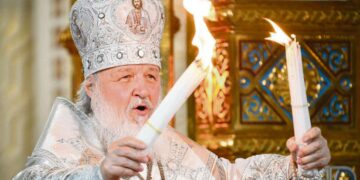 Ortodoksisen kirkon vaikutusvaltaisen päämiehen, patriarkka Kirillin uskotaan kuuluvan Leonid Slutskin suojelijoihin.