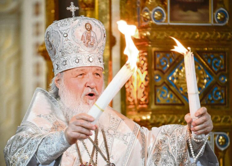 Ortodoksisen kirkon vaikutusvaltaisen päämiehen, patriarkka Kirillin uskotaan kuuluvan Leonid Slutskin suojelijoihin.