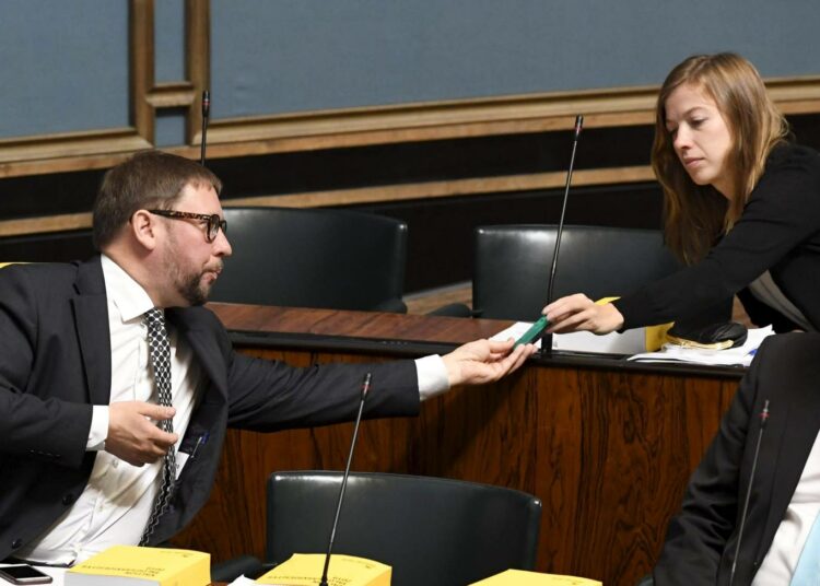 Kansanedustajat Paavo Arhinmäki ja Li Andersson eduskunnassa 20.9. Vasemmistoliiton kannatus on Ylen tämän vuoden kymmenessä mielipidemittauksessa ylittänyt neljä kertaa yhdeksän prosentin rajan.