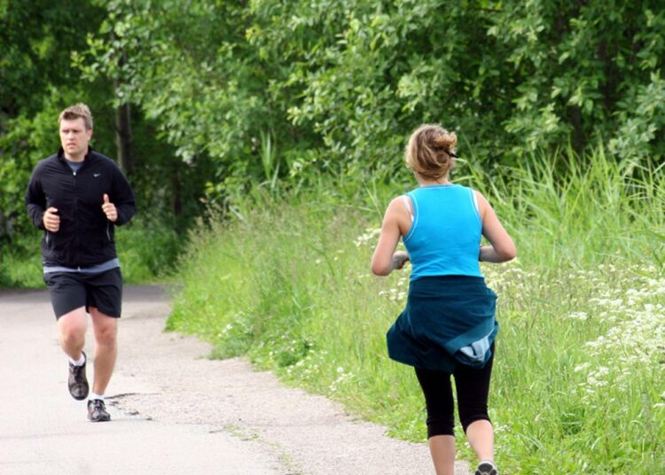 Suomalaiset eivät liiku tarpeeksi. Liikuntaa voi ryhtyä lisäämään arjen askareista, neuvotaan UKK-instituutista.