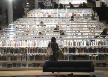Huulipuna sopii mellavarusteeksi ja kirja on hyvä ase. 101-vuotiasta Suomea juhlitaan myös uudella keskustakirjasto Oodilla.