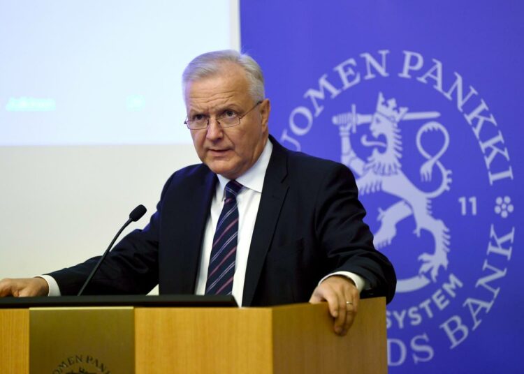 Suomen Pankin pääjohtaja Olli Rehn tiedotustilaisuudessa tiistaina.
