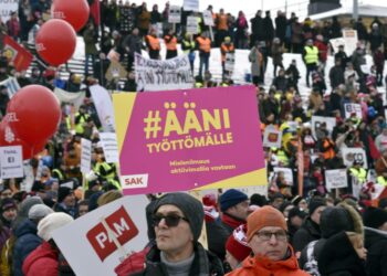 Mielenosoittajia SAK:n järjestämässä aktiivimallin vastaisessa mielenilmauksessa Helsingin Senaatintorilla 2. helmikuuta 2018.