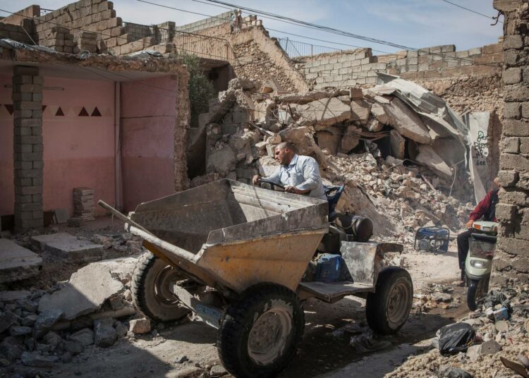 Ahmed Al Ebadin taloa korjataan taistelujen pahoin vaurioittamassa Mosulin länsiosassa.