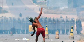 Mielenosoittajat heittivät sunnuntaina kiviä kohti Venezuelan kansalliskaartin sotilaita.