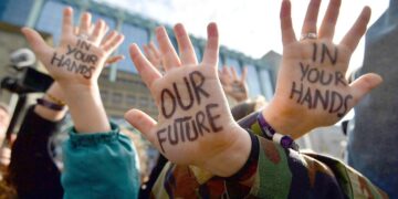 Mieltään osoittavat opiskelijat vetosivat päättäjiin ympäristön ja ilmaston suojelemisen puolesta Brysselissä helmikuun lopulla: ”Tulevaisuutemme on teidän käsissänne”.