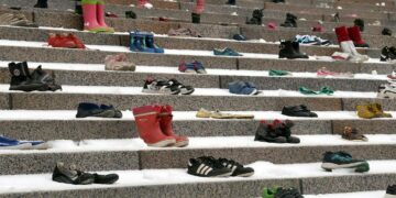 Päiväkoti-ikäisten lasten kenkiä eduskunnan portailla 14.3. Ei leikkirahaa -mielenilmauksessa.