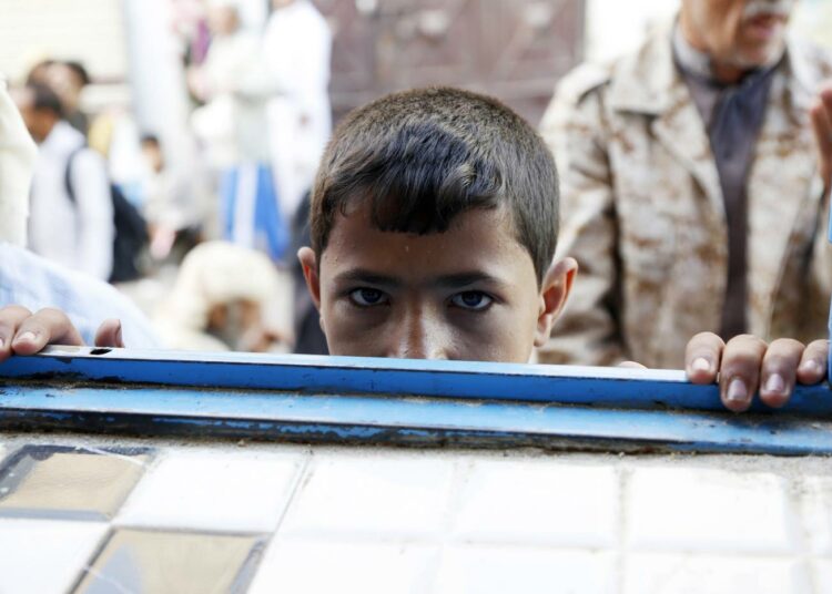 Jemeniläinen poika jonotti ilmaista leipää leipomon tiskillä maan pääkaupungissa Sanaassa huhtikuussa.