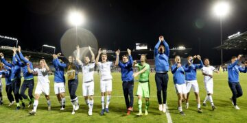 Huuhkajat kiitti fanejaan pelin jälkeen EM-karsintaottelussa Suomi–Liectenstein.