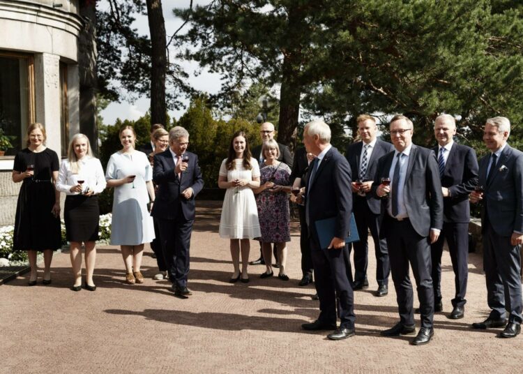 Tasavallan presidentti Sauli Niinistö tervehti mustaviinimarjamehulla presidentin esittelyyn saapunutta pääministeri Antti Rinteen hallitusta Naantalin Kultarannassa perjantaina 9. elokuuta.