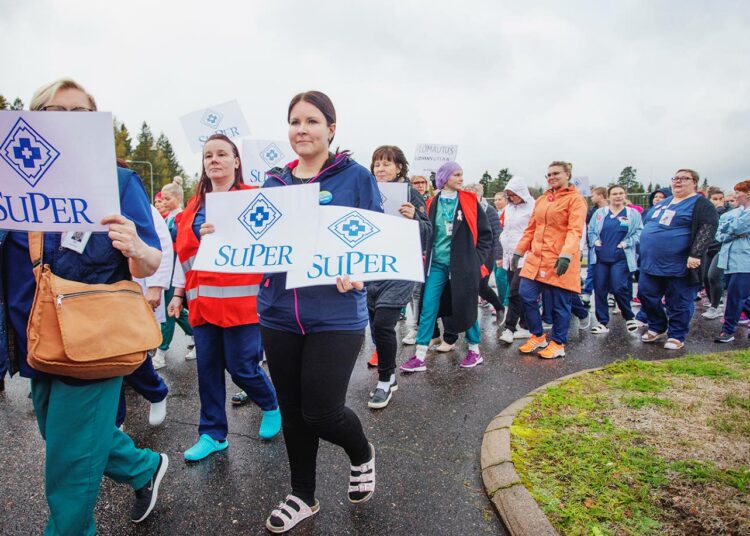 Päijät-Hämeen hyvinvointiyhtymän superilaiset marssivat ulos perjantaina 4.10.