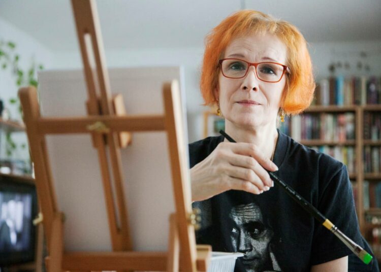 Jaana Mäkinen määrittelee itsensä moniosaajaksi ja työllistämistoimenpiteiden kokemusasiantuntijaksi. Hän myös maalaa, opiskelee luovaa kirjoittamista ja on apuohjaajakouluksessa.