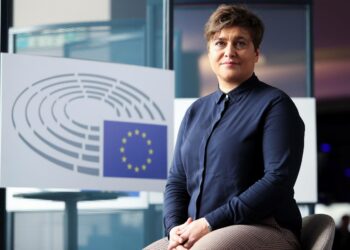 Europarlamentaarikko Silvia Modig muistuttaa pakolaisten tilanteesta. EU:n pitäisi varmistaa, että ihmisillä olisi leireillä säälliset mahdollisuudet selvitä.