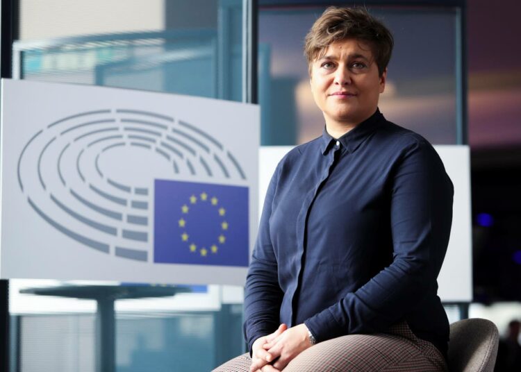 Europarlamentaarikko Silvia Modig muistuttaa pakolaisten tilanteesta. EU:n pitäisi varmistaa, että ihmisillä olisi leireillä säälliset mahdollisuudet selvitä.