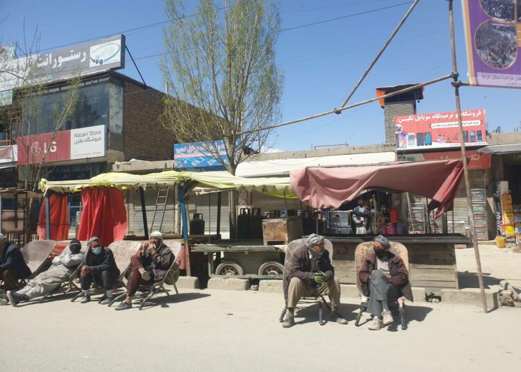 Kabul on karanteenissa, mutta miehet kottikärryineen odottavat katujen varsilla yhä töitä.