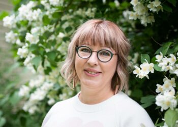 Sosiaali- ja terveysministeri Aino-Kaisa Pekosta on hämmästyttänyt se, mitä tiukempia koronarajoituksia hallitus on antanut, sitä enemmän on tullut kiitosta. Ja päinvastoin. Rajoitusten purkamisesta ihmiset hätääntyivät ja hermostuivat.