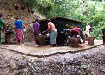 Chittagong-kukkuloiden mro-naisia hakemassa juomavettä kylän yhteiseltä vesipisteeltä. Kansan rauhaa uhkaa hotellihanke, joka toteutuessaan ahmaisee yli 400 hehtaaria mro-kansan perinteisiltä asuinseuduilta.