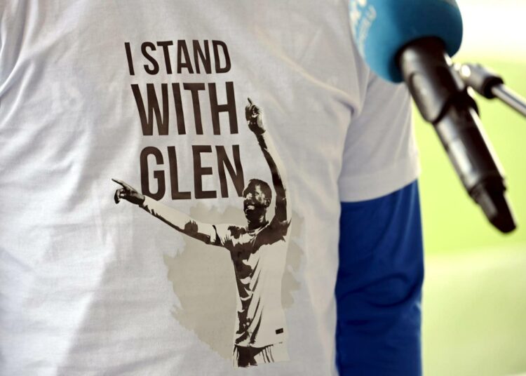 Suomen A-maajoukkueen jäsenet osoittivat paidoilla tukensa Glen Kamaralle.