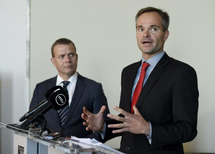 Kokoomuksen puheenjohtaja Petteri Orpo ja eduskuntaryhmän puheenjohtaja Kai Mykkänen esittelivät puolueen uusimman välikysymyksen.
