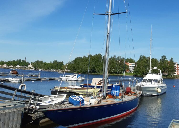 Kotkassa sijaitsevan Suomen ainoan puuvenetelakan rahoittaja on pankkiiri Henrik Andersin, jonka valtameriluokan historiallista vuonna 1938 Englannissa rakennettua Blue Marlin -purjevenettä kunnostetaan ja säilytetään telakalla..