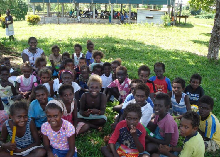 Salomonsaarilla ja kautta Tyynenmeren saarivaltioiden perheillä on vaikeuksia antaa lasten käydä koulua, sillä koronasulkujen aiheuttamien tulonmenetysten vuoksi monilla ei enää ole varaa koulumaksuihin.