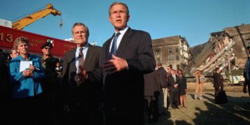 Presidentti George W. Bush ja puolustusministeri Donald Rumsfeld Yhdysvaltojen puolustusministeriön rakennuksen Pentagonin edustalla 12.9.2001.