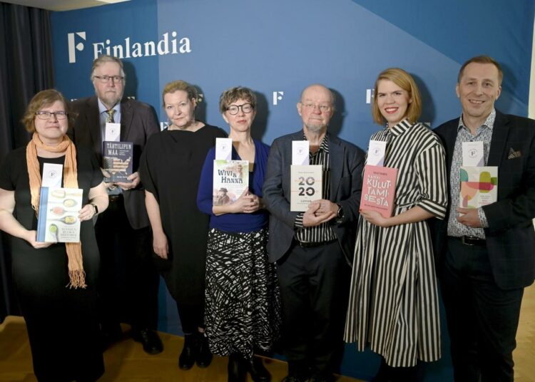 Vuoden 2021 Tieto-Finlandia -ehdokkaat yhteiskuvassa.