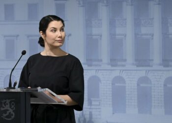 Ympäristö- ja ilmastoministeri Emma Kari tiedottaa jatkossa säännöllisesti ilmastokriisistä ja luontokadosta.