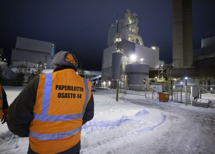 UPM houkuttelee lakkorikkureita 30 euron ylimääräisellä päiväkorvauksella.