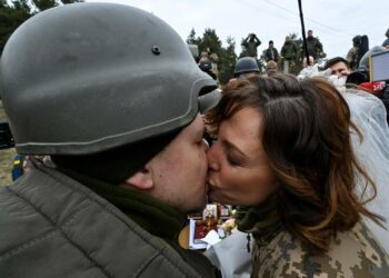 Ukrainan puolustusjoukkoihin kuuluvat Valeri ja Lesja menivät sunnuntaina naimisiin Kiovan puolustusrenkaan lähettyvillä.
