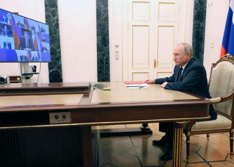 Vladimir Putin vaikuttaa aina vain yksinäisemmältä ja vainoharhaisemmalta.